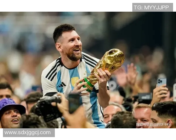 足球五号球星的传奇风采与影响力解析：从梅西到C罗的光辉足迹