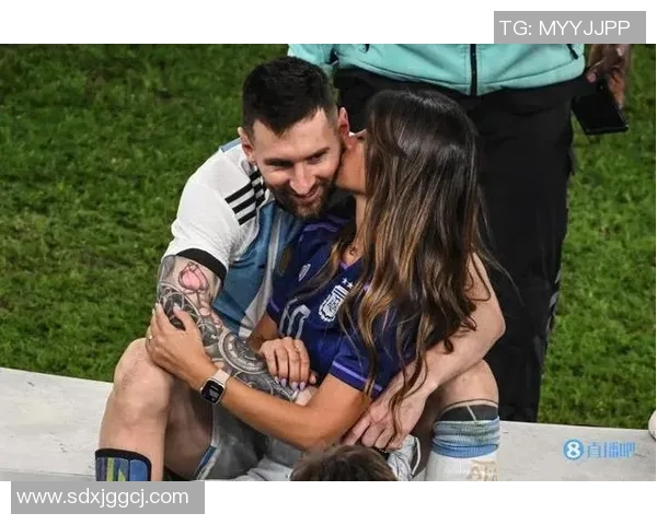 足球球星与伴侣甜蜜结婚照曝光展示幸福时刻尽显浪漫魅力